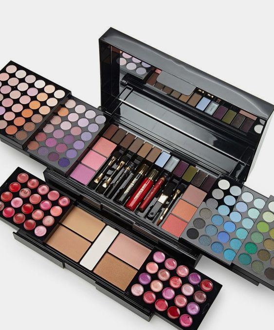 Unveiling the Essentials: A Guide to Women’s Makeup Kit Must-Haves